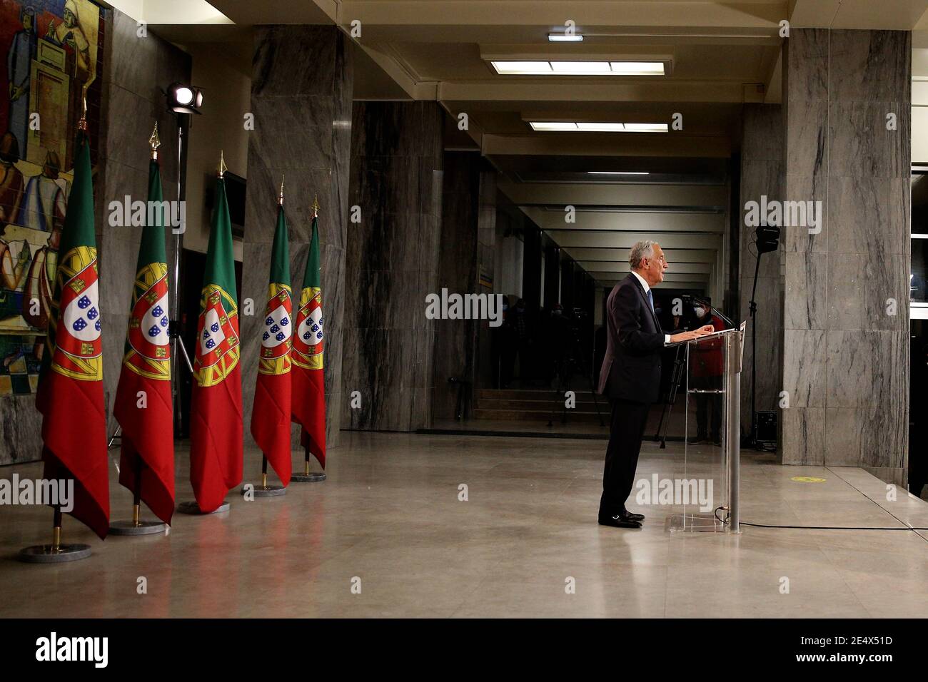 (210125) -- LISBONNE, 25 janvier 2021 (Xinhua) -- Marcelo Rebelo de Sousa s'adresse à la nation après avoir remporté l'élection présidentielle portugaise à Lisbonne, Portugal, le 24 janvier 2021. Le président portugais sortant Marcelo Rebelo de Sousa a été réélu dimanche à l'élection présidentielle, des résultats partiels ont été obtenus. Le nouveau mandat de cinq ans de Rebelo de Sousa débutera le 9 mars 2021. (Photo par Pedro Fiuza/Xinhua) Banque D'Images