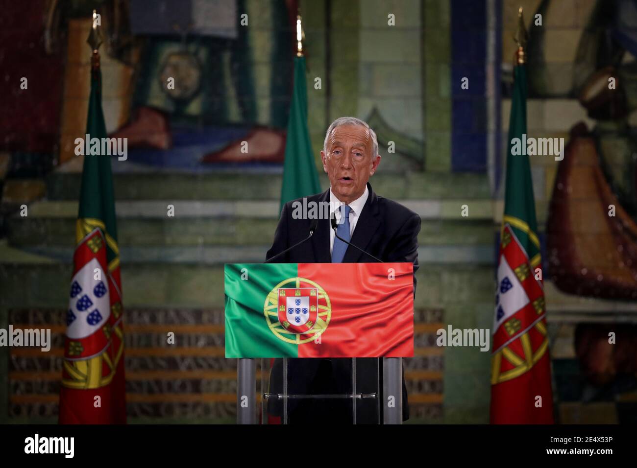(210125) -- LISBONNE, 25 janvier 2021 (Xinhua) -- Marcelo Rebelo de Sousa s'adresse à la nation après avoir remporté l'élection présidentielle portugaise à Lisbonne, Portugal, le 24 janvier 2021. Le président portugais sortant Marcelo Rebelo de Sousa a été réélu dimanche à l'élection présidentielle, des résultats partiels ont été obtenus. Le nouveau mandat de cinq ans de Rebelo de Sousa débutera le 9 mars 2021. (Photo par Pedro Fiuza/Xinhua) Banque D'Images