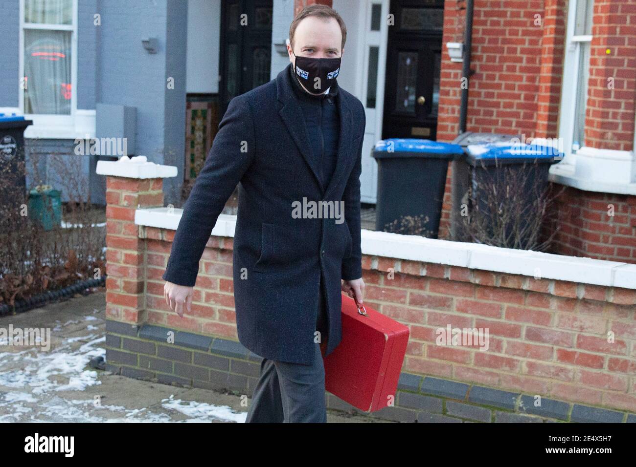 Matt Hancock, un secrétaire à la Santé masqué, quitte son Londres de l'Ouest Accueil le 25 janvier 2021 après avoir eu à passez du temps à travailler de chez vous après coup Banque D'Images