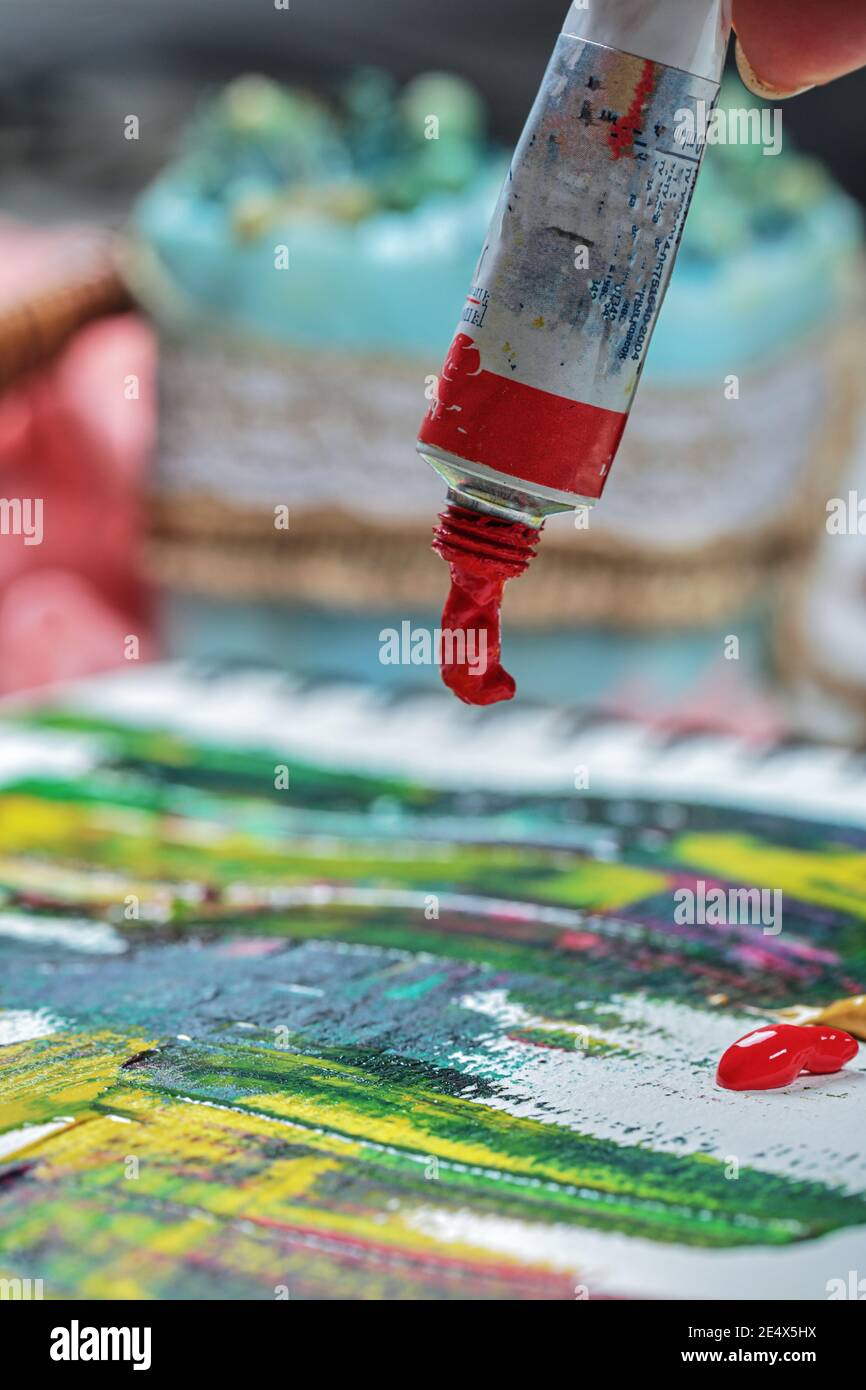 Main de femme dessin peinture image avec des tubes de peinture Banque D'Images