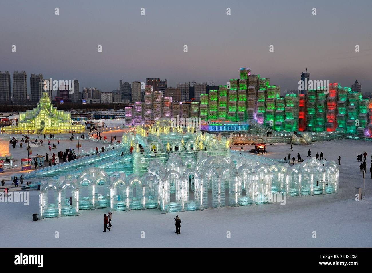 HARBIN, CHINE-Janvier 30, 2010 : célèbre Ice & Snow World Festival park avec des sculptures de glace illuminé et structures de nuit. Banque D'Images