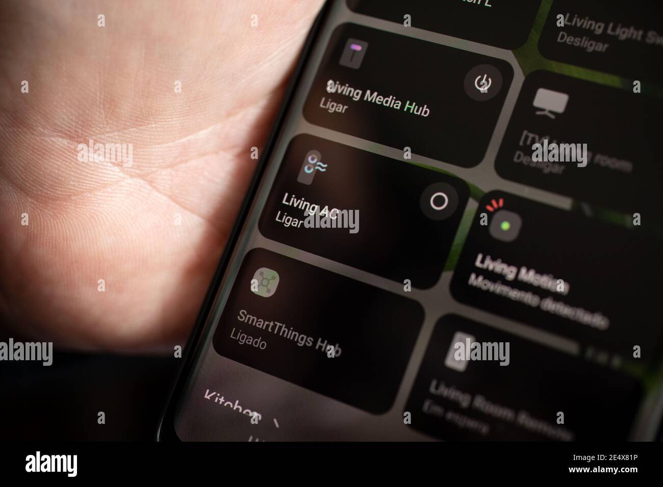 Gros plan du smartphone avec l'application SmartThings de Samsung à l'écran. Banque D'Images