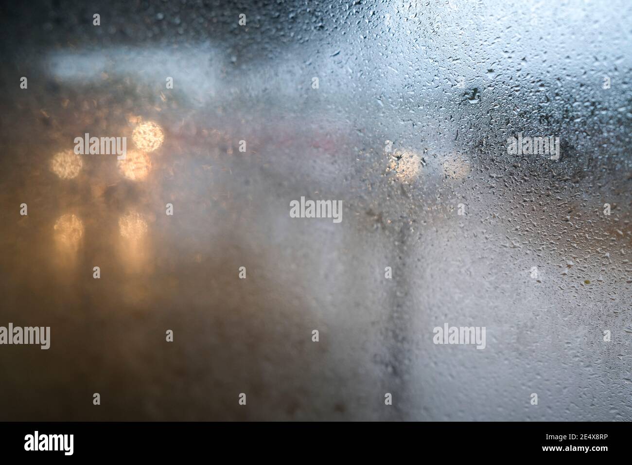 Pluie sur une fenêtre avec route trafic en arrière-plan Banque D'Images