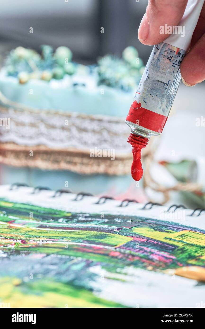 Main de femme dessin peinture image avec des tubes de peinture Banque D'Images