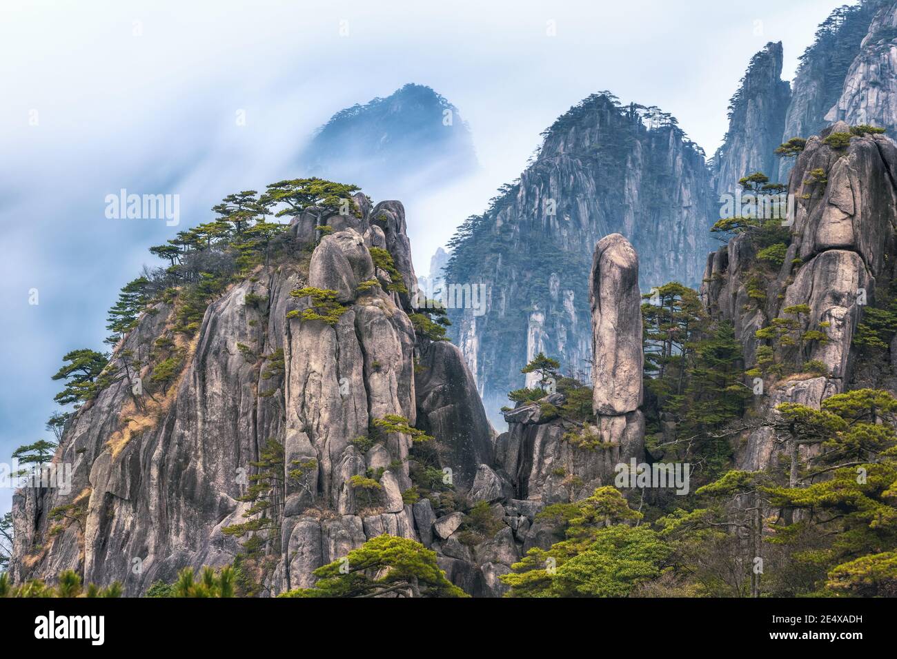 Vue depuis la terrasse rafraîchissante de la montagne Huangshan, connue sous le nom de montagne jaune, Anhui, Chine. Banque D'Images