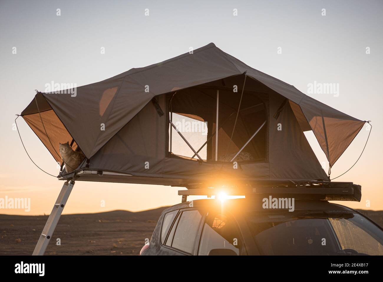 Tente de toit de voiture pour le camping sur le porte-bagages de toit de  une voiture tout-terrain dans un désert au coucher du soleil Photo Stock -  Alamy