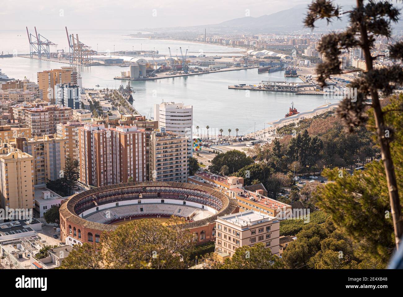 Vue aérienne sur le paysage urbain de Malaga avec des immeubles ...