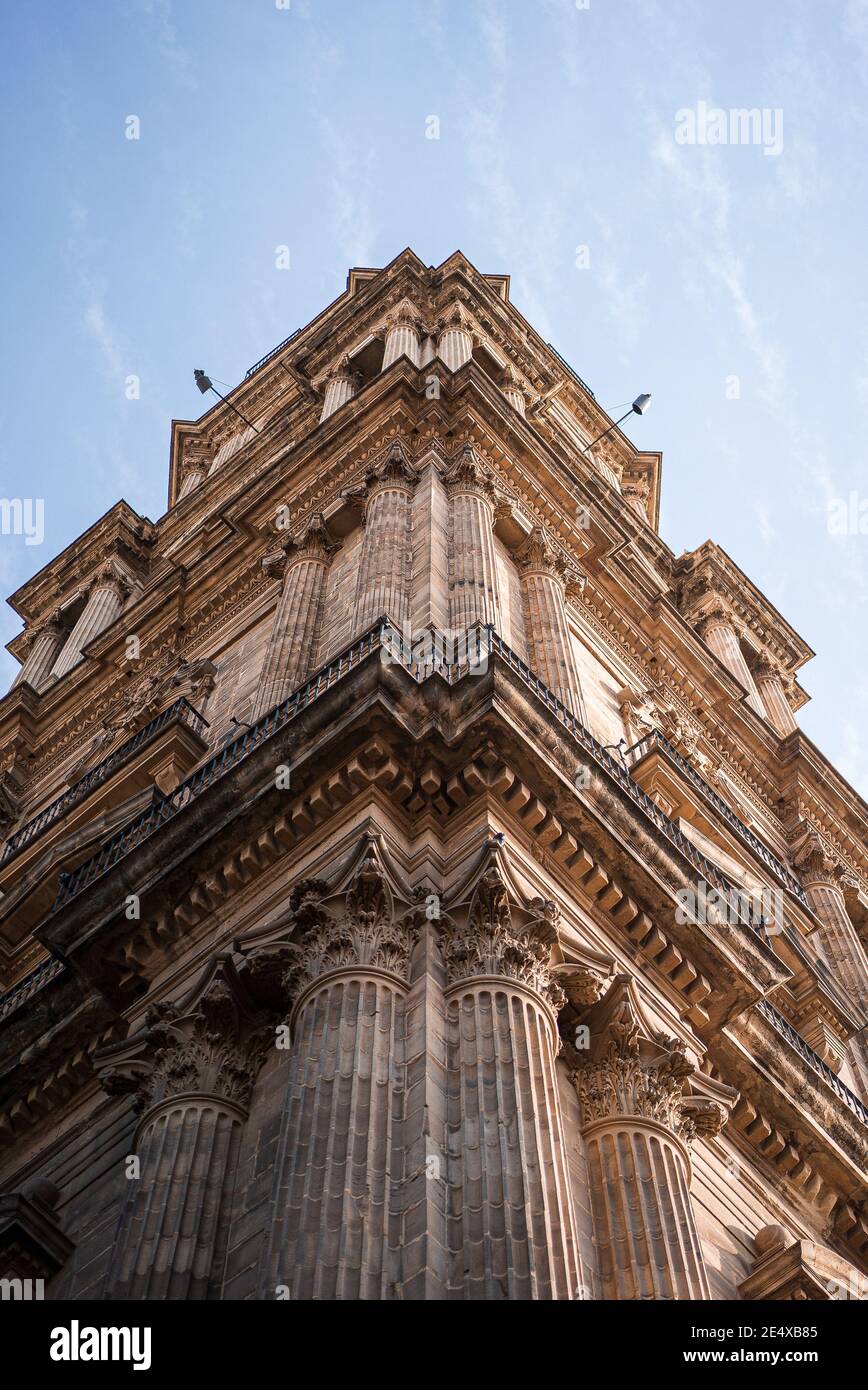 Photo verticale à angle bas d'un ancien bâtiment magnifiquement architectural à Malaga, SPAI Banque D'Images