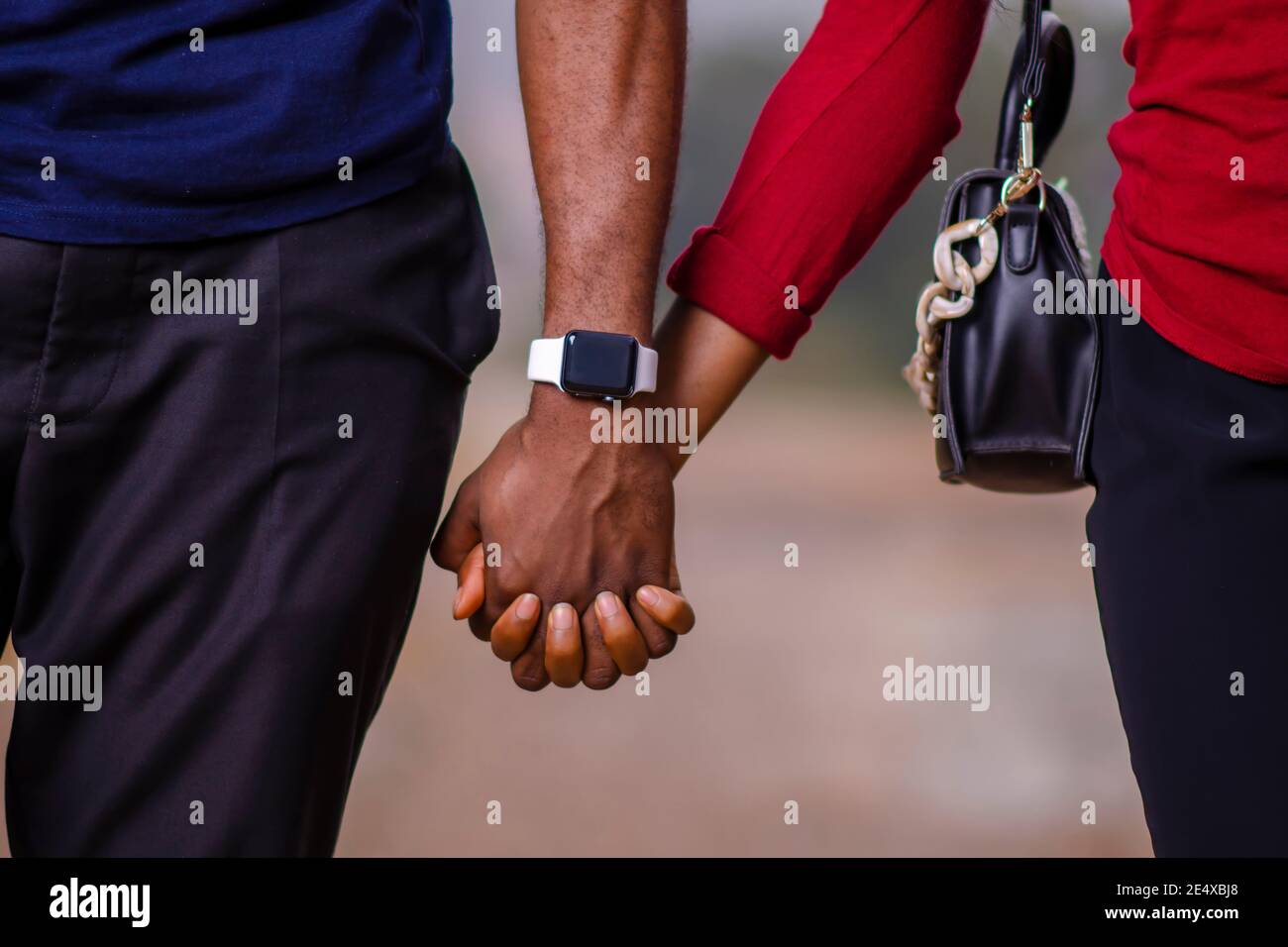 jeune beau couple tenant les mains et ayant une promenade d'amour ensemble Banque D'Images