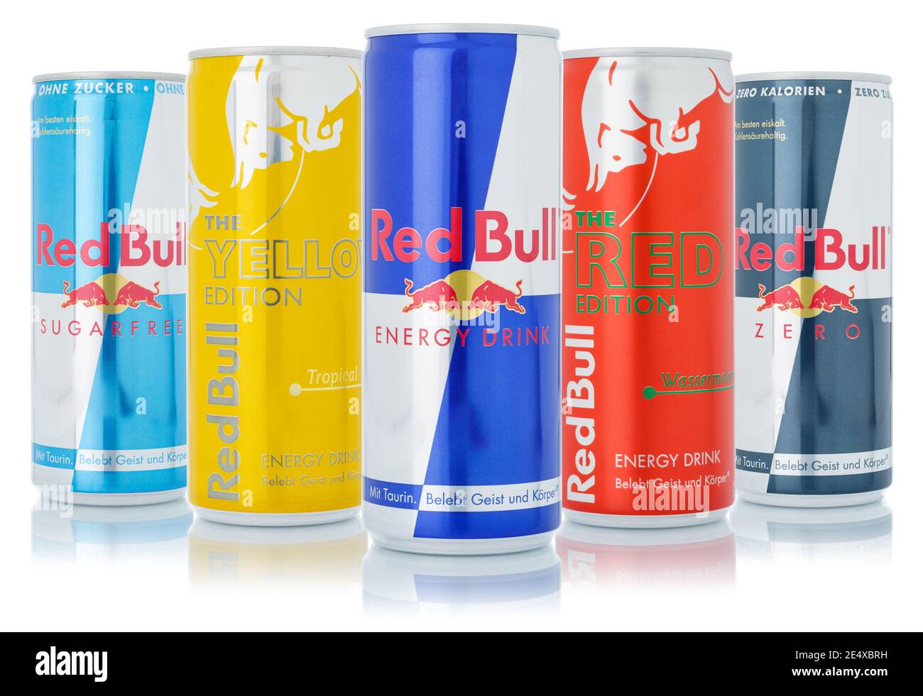 Stuttgart, Allemagne - 15 janvier 2021: Produits de boissons Red Bull Energy boisson gazeuse à la limonade en boîtes isolées sur fond blanc à Stuttgart en germe Banque D'Images