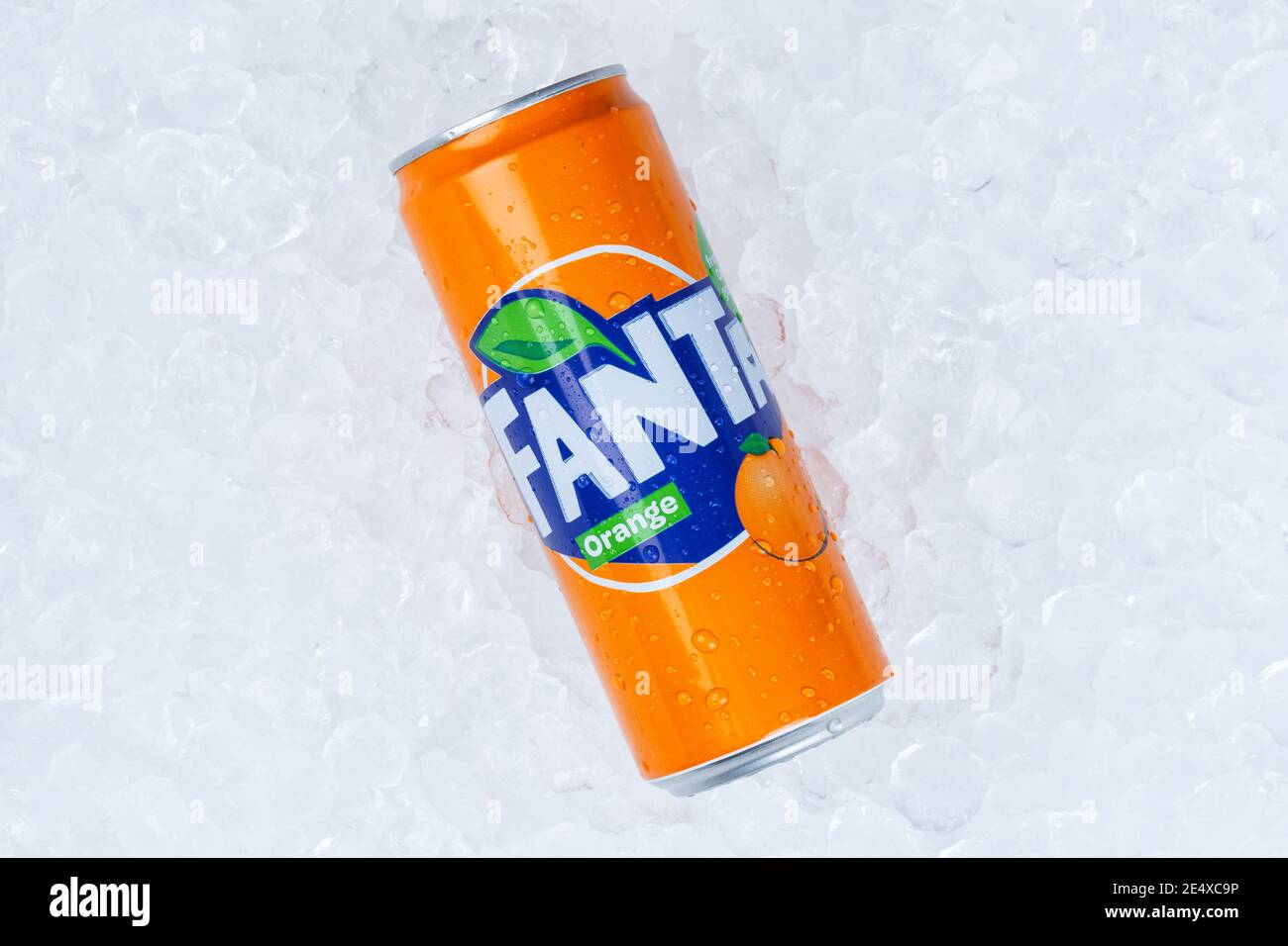 Stuttgart, Allemagne - 17 janvier 2021 : boisson non alcoolisée à la limonade orange Fanta dans des glaçons en canine à Stuttgart, en Allemagne. Banque D'Images