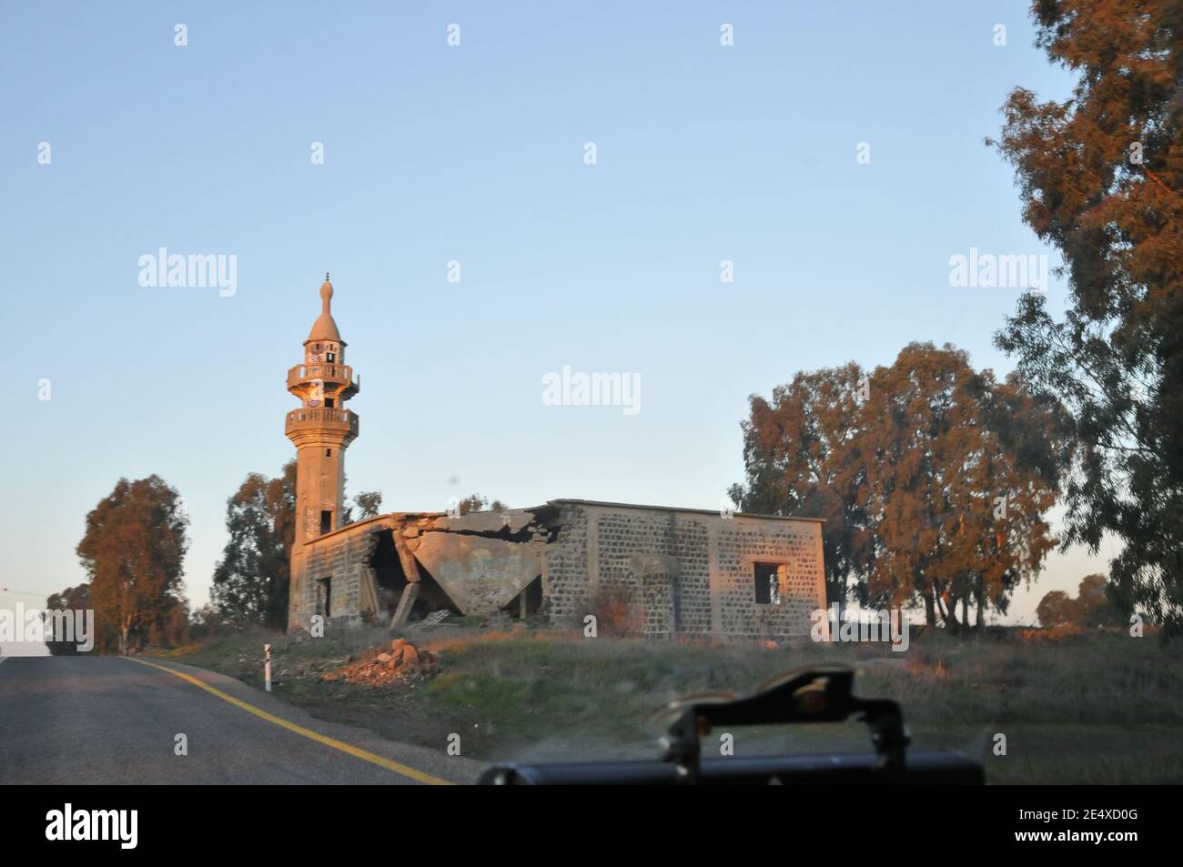 Une mosquée ruinée dans un village syrien abandonné et miné, plateau du Golan, Israël Banque D'Images