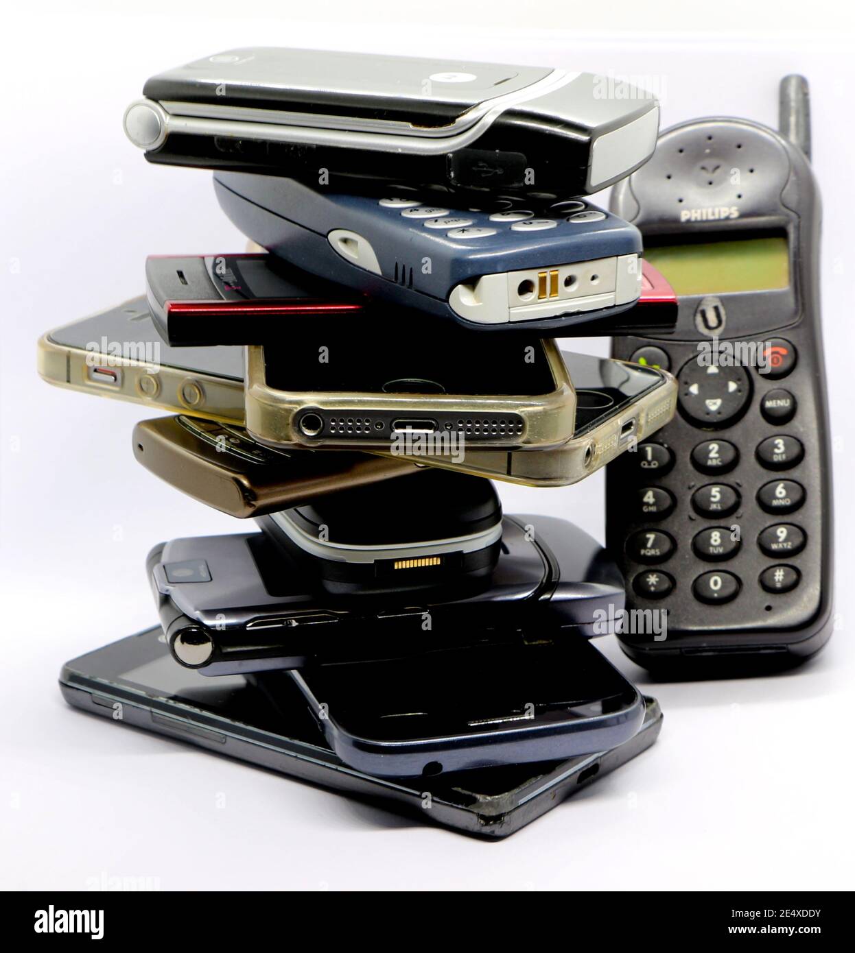 Photo des anciens téléphones mobiles empilés avec un téléphone mobile Philips « Savvy » (TCD128), fabriqué par Philips, France, 1999-2003 Banque D'Images
