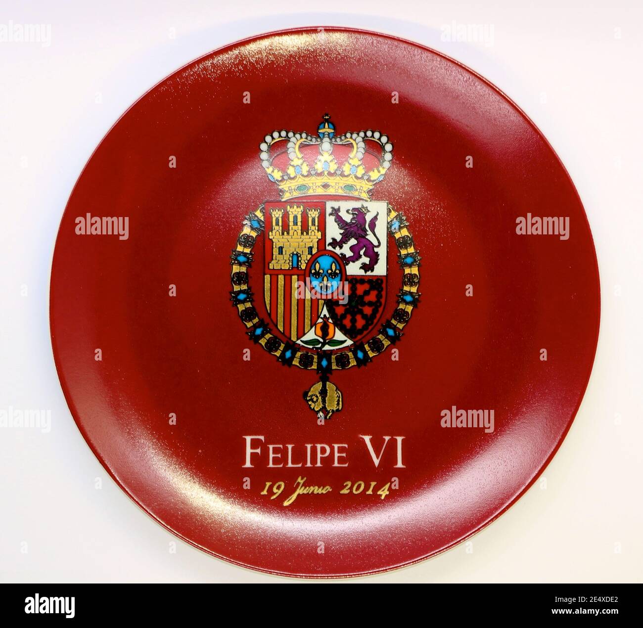 Photo d'une plaque commémorant la proclamation de la date à laquelle Felipe VI est devenu roi d'Espagne sur fond blanc le 19 juin 2014 Banque D'Images