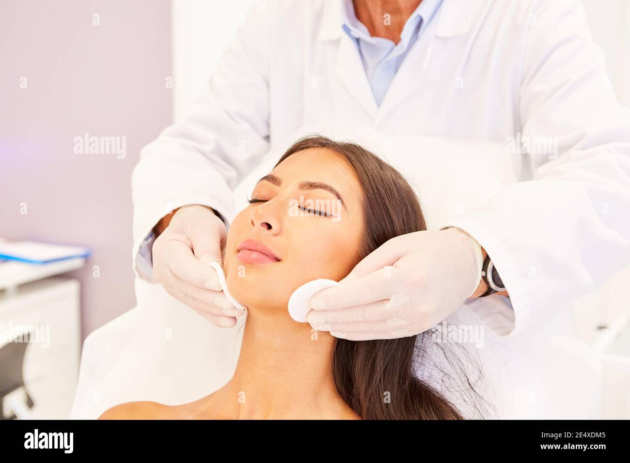 Jeune femme avec nettoyage professionnel de la peau dans le studio cosmétique ou dans le bureau du dermatologue Banque D'Images