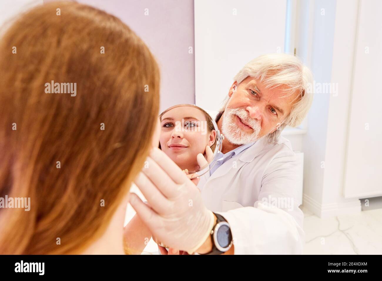 Médecin et patient dans une consultation avant la chirurgie cosmétique dans le bureau du dermatologue Banque D'Images