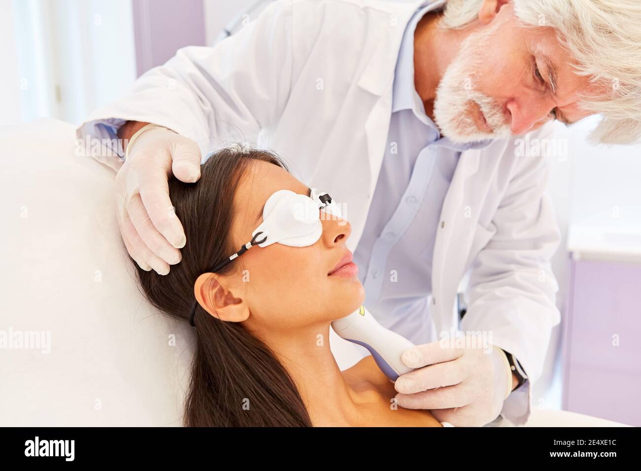 Jeune femme ayant le lissage de la peau sur le cou avec le laser dans la clinique de beauté chez le spécialiste Banque D'Images