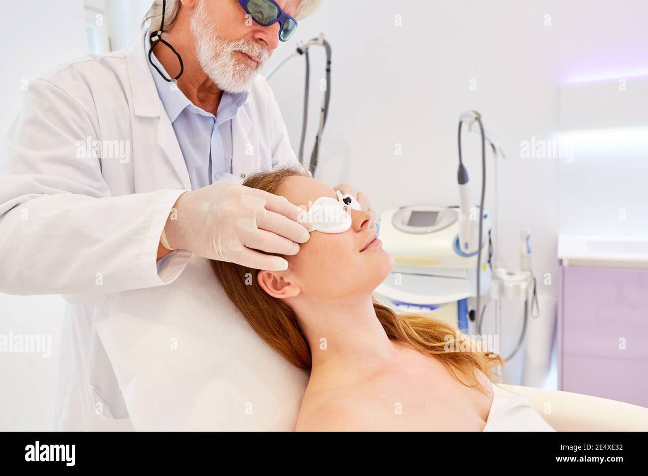 Dermatologue et patient se préparant à la thérapie laser pour le renouvellement de la peau Banque D'Images