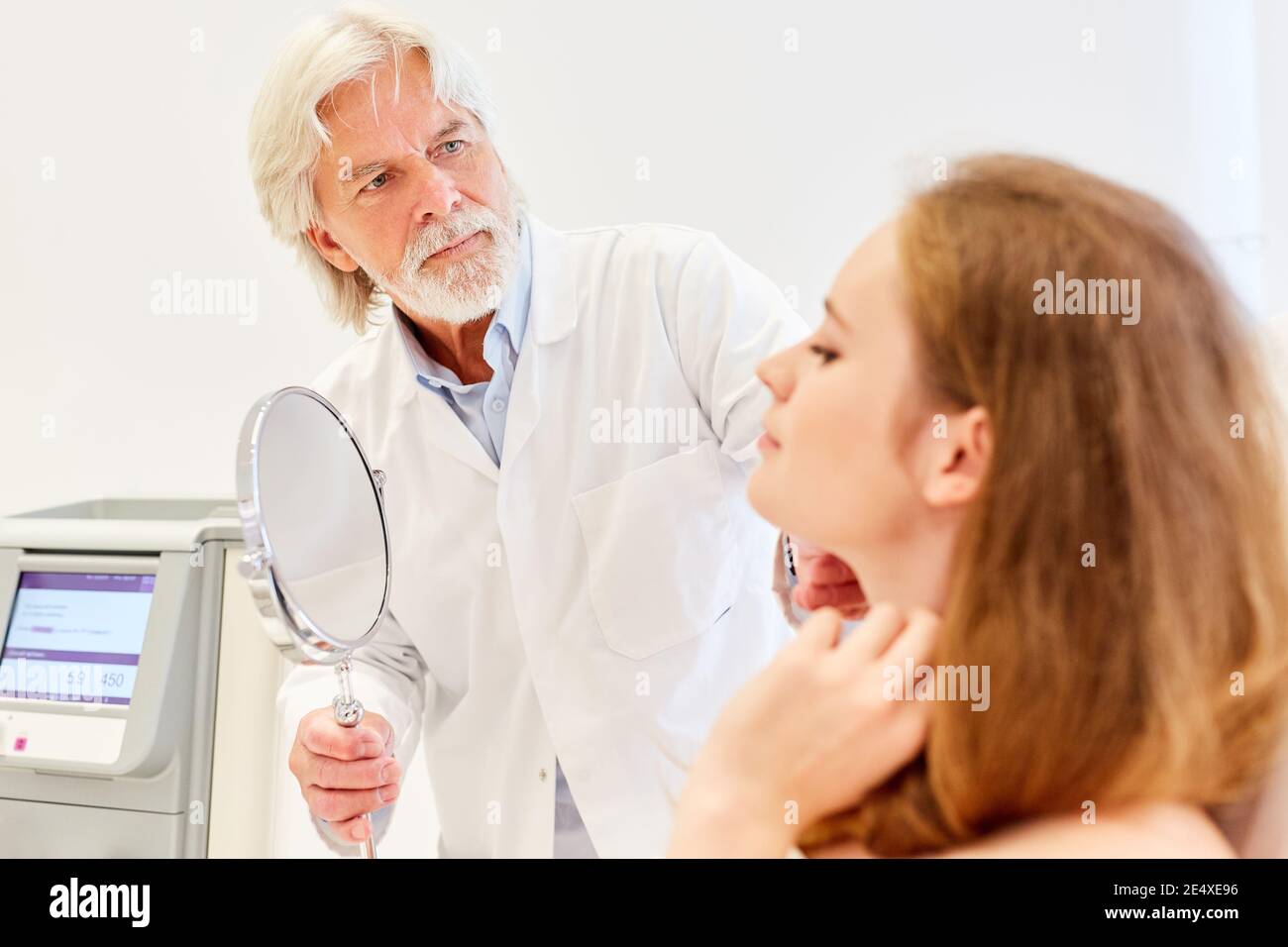 Médecin et patient dans une consultation avant un traitement dans la clinique de beauté Banque D'Images