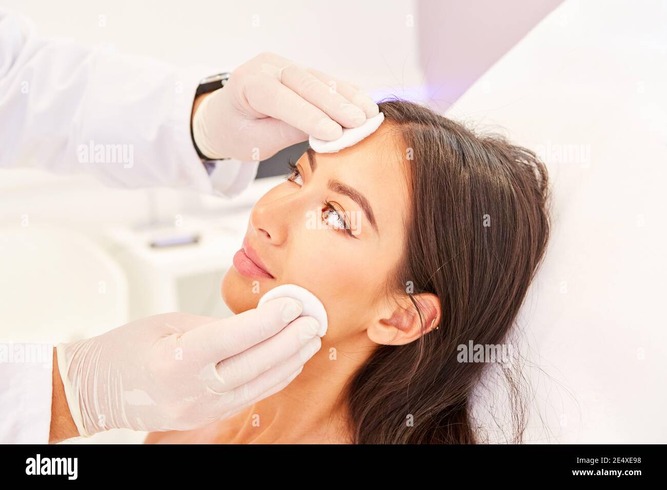 Jeune femme ayant un nettoyage professionnel de la peau par esthéticienne en dermatologue bureau Banque D'Images