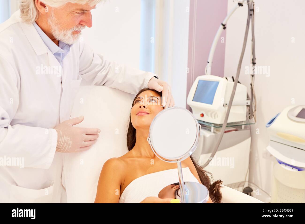 Dermatologue en tant que chirurgien cosmétique conseillant un patient avant un cosmétique fonctionnement Banque D'Images