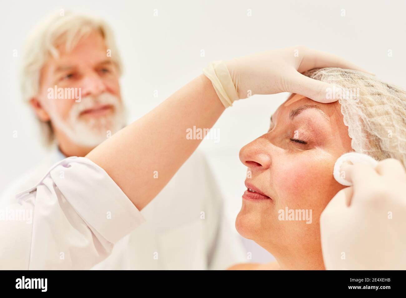 Femme âgée ayant une inspection après une correction de paupière dans la clinique de beauté Banque D'Images