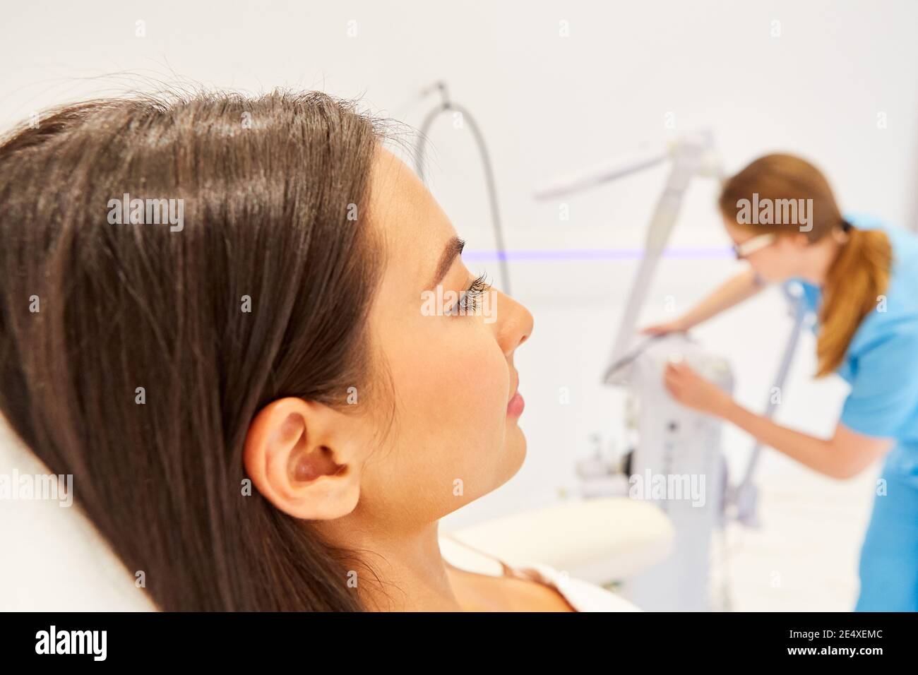 Jeune femme en clinique de beauté ou en studio cosmétique traitement de la peau Banque D'Images