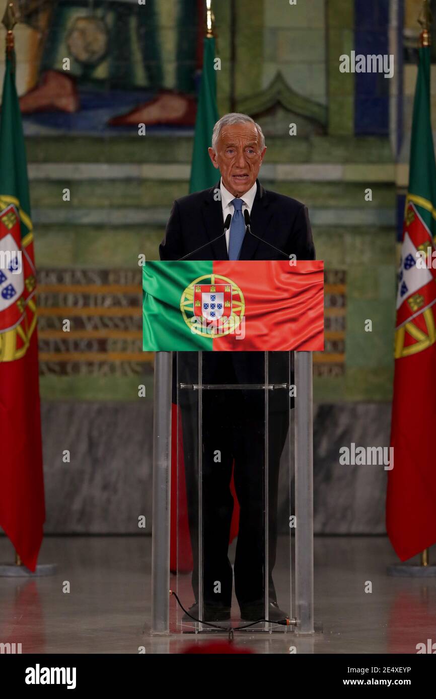(210125) -- LISBONNE, 25 janvier 2021 (Xinhua) -- Marcelo Rebelo de Sousa s'adresse à la nation après avoir remporté l'élection présidentielle portugaise à Lisbonne, Portugal, le 24 janvier 2021. Le président portugais sortant Marcelo Rebelo de Sousa a été réélu dimanche à l'élection présidentielle, des résultats partiels ont été obtenus. Le nouveau mandat de cinq ans de Rebelo de Sousa débutera le 9 mars 2021. (Photo par Pedro Fiuza/Xinhua) Banque D'Images