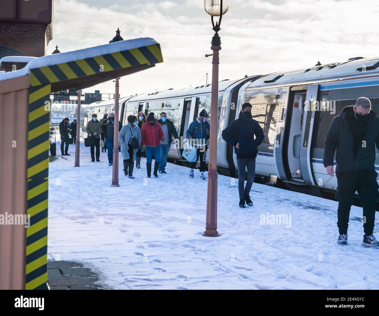 Birmingham, West Midlands, Royaume-Uni. 25 janvier 2021 - les navetteurs quittent le train Chiltern Railways de Londres Marylebone à la gare de Moor Street, pendant une matinée enneigée. Credit: Ryan Underwood / Alamy Live News Banque D'Images
