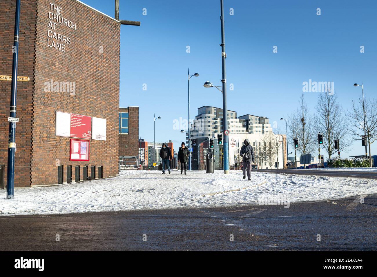 Birmingham, West Midlands, Royaume-Uni. 25 janvier 2021 - UNE rue enneigée de Moor au coin de Carrs Lane dans le centre-ville de Birmingham. Le Clayton Hotel et le Birmingham Metropolitan College sont visibles en arrière-plan. Credit: Ryan Underwood / Alamy Live News Banque D'Images