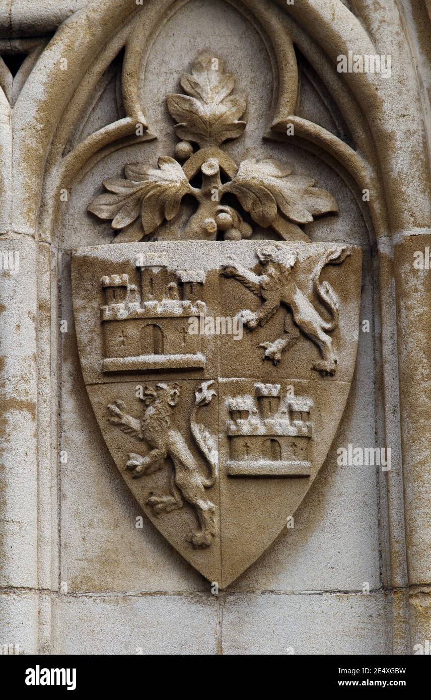 Les armoiries d'Eleanor de Castille, épouse du roi Edward Ier d'Angleterre sur la Croix d'Eleanor à Waltham Cross, Hertfordshire, Angleterre Banque D'Images