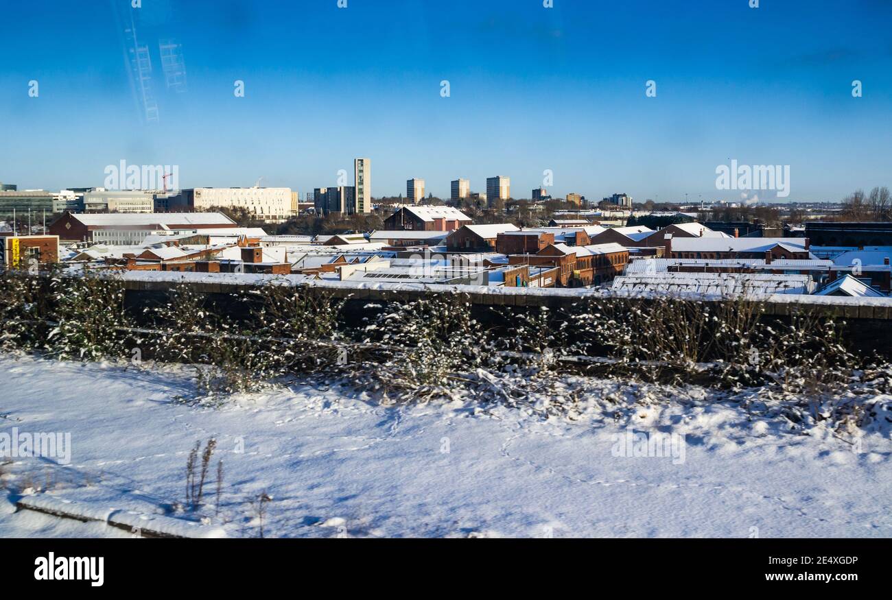 Birmingham, West Midlands, Royaume-Uni. 25 janvier 2021 - UNE vue sur la ville avec vue sur le vin lors du trajet en train jusqu'à la gare de Birmingham Moor Street. Credit: Ryan Underwood / Alamy Live News Banque D'Images
