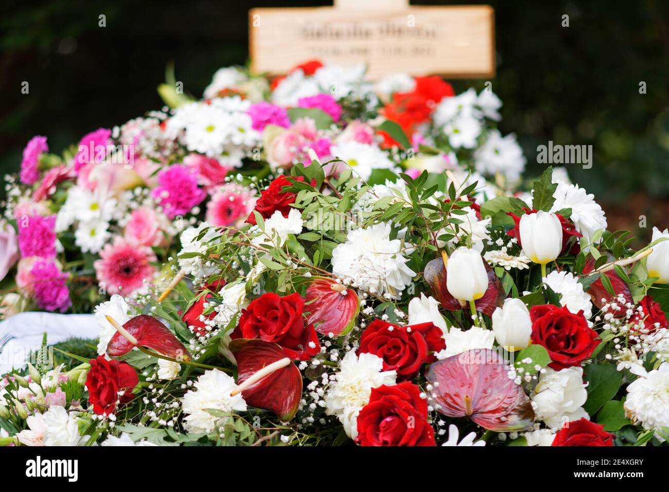 fleurs colorées sur une tombe après un enterrement Banque D'Images