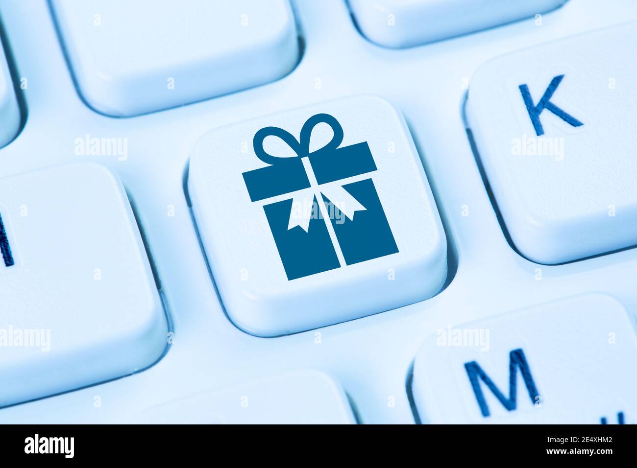Présent présente cadeaux cadeau achats en ligne commander Internet shop concept clavier de l'ordinateur Banque D'Images