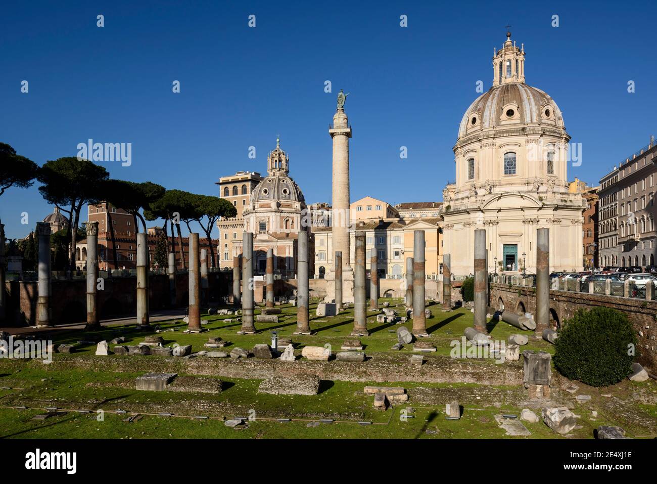 Rome. Italie. Forum de Trajan (Foro di Traiano), les colonnes de granit de la basilique d'Ulpia se trouvent au premier plan, la colonne de Trajan (AD 113) behin Banque D'Images