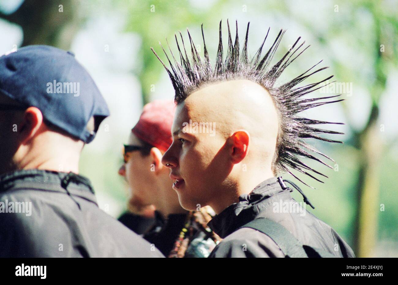 Punk Rocker sport mohican coupe de cheveux pendant la démonstration de Mayday 2001 Banque D'Images