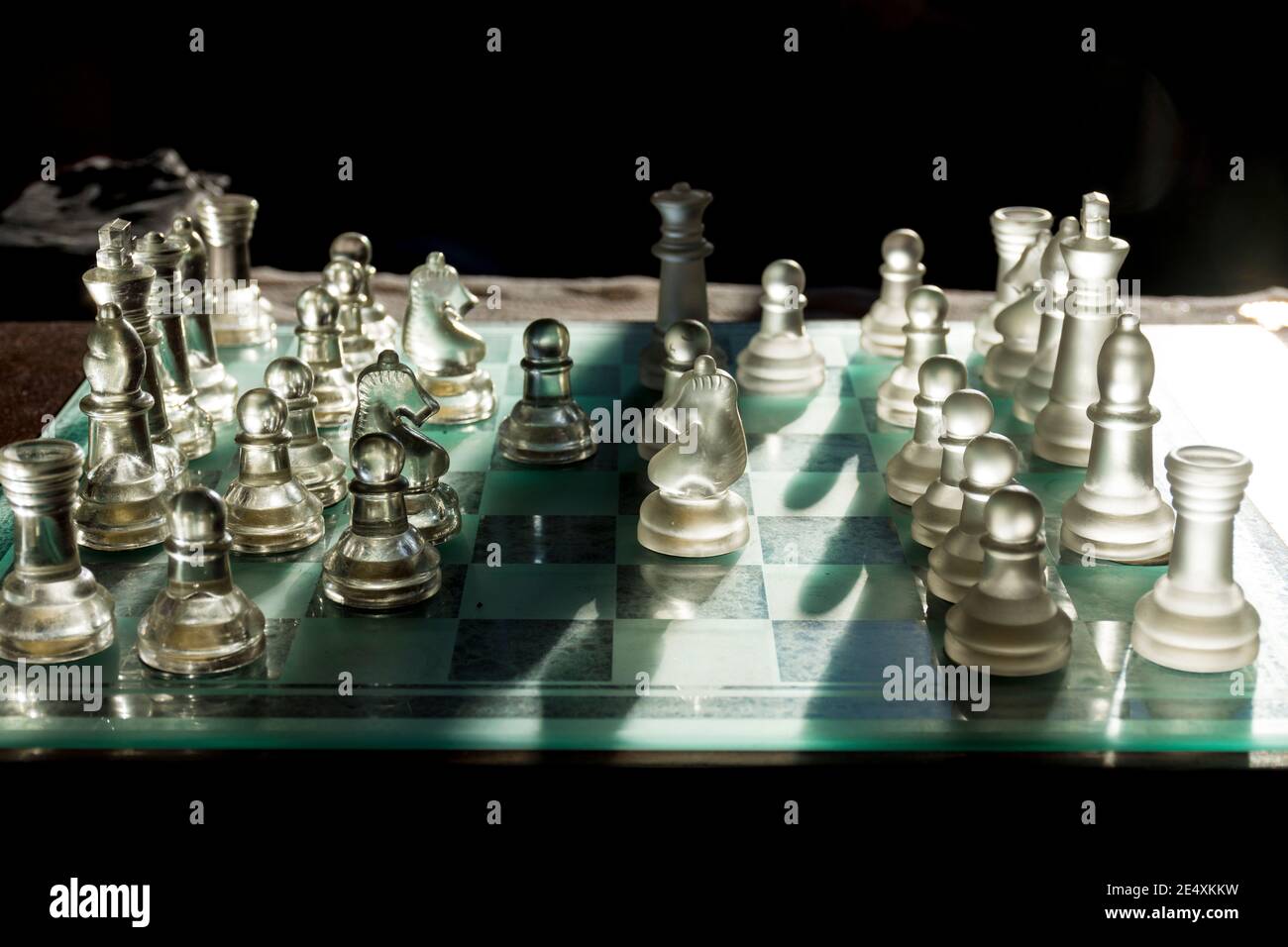 Pièces d'échecs en verre sur le jeu de société Banque D'Images