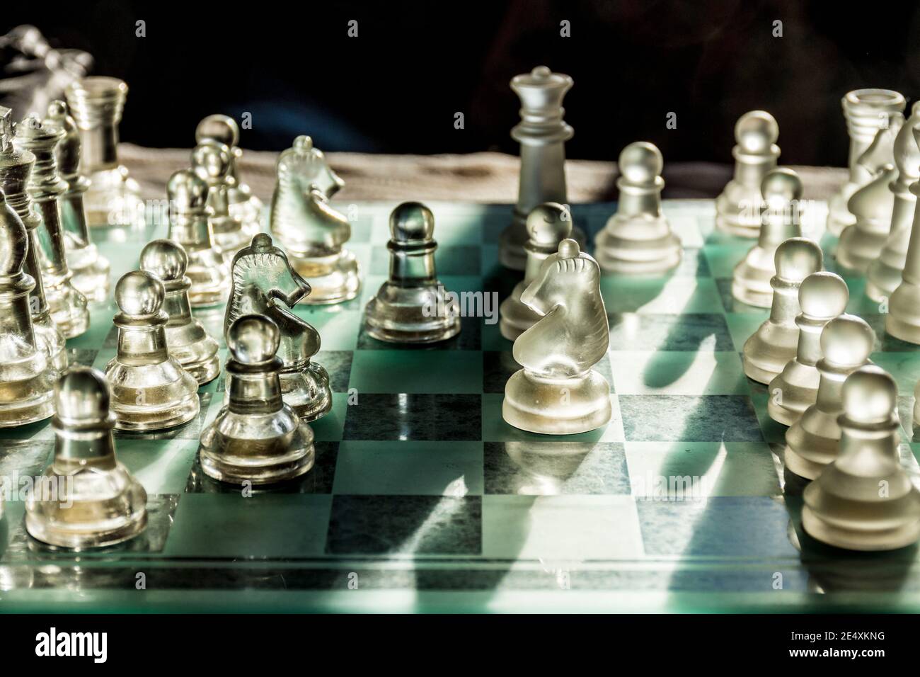Pièces d'échecs en verre sur le jeu de société Photo Stock - Alamy