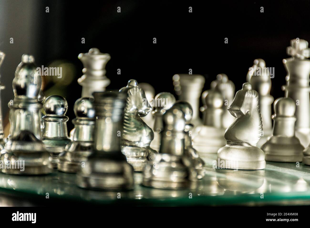 Pièces d'échecs en verre sur le jeu de société Banque D'Images