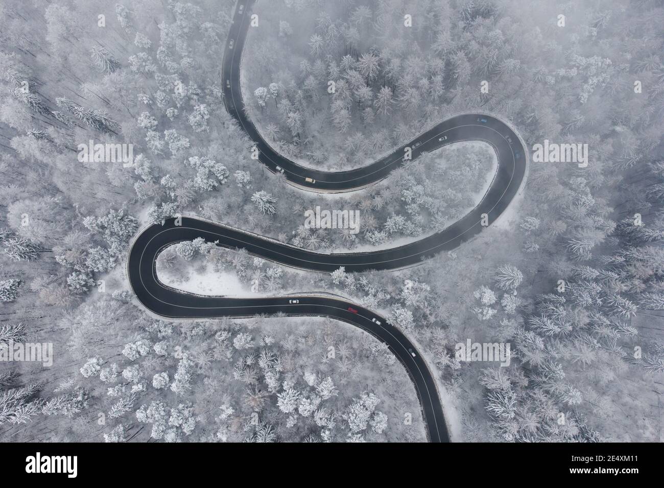 Vue aérienne en hiver de la route de montagne sinueuse, à Poiana Brasov Banque D'Images