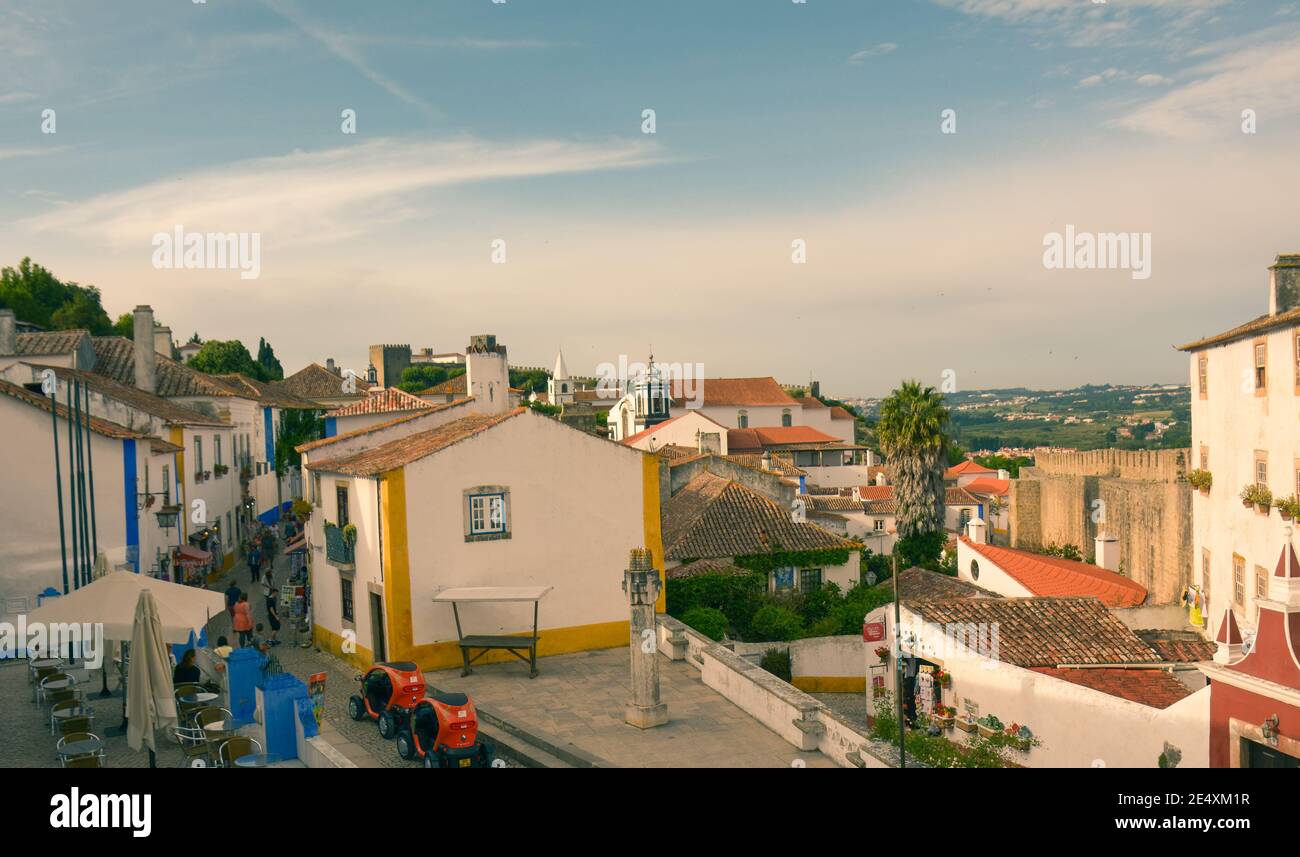 Obidos, Portugal - 16 mai 2017 : touristes explorant les ruelles pavées de la ville médiévale d'Obidos au Portugal. Banque D'Images