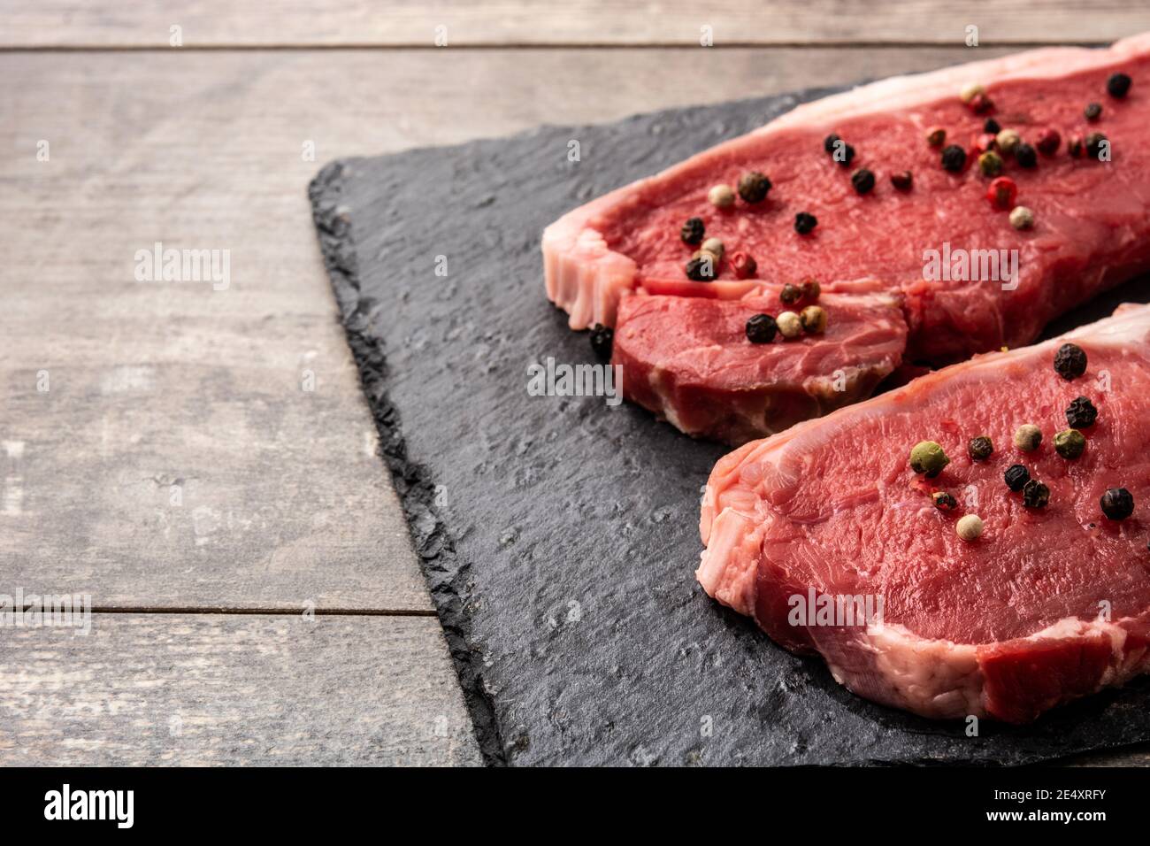 steak de bœuf garni de poivre sur une table en bois Banque D'Images