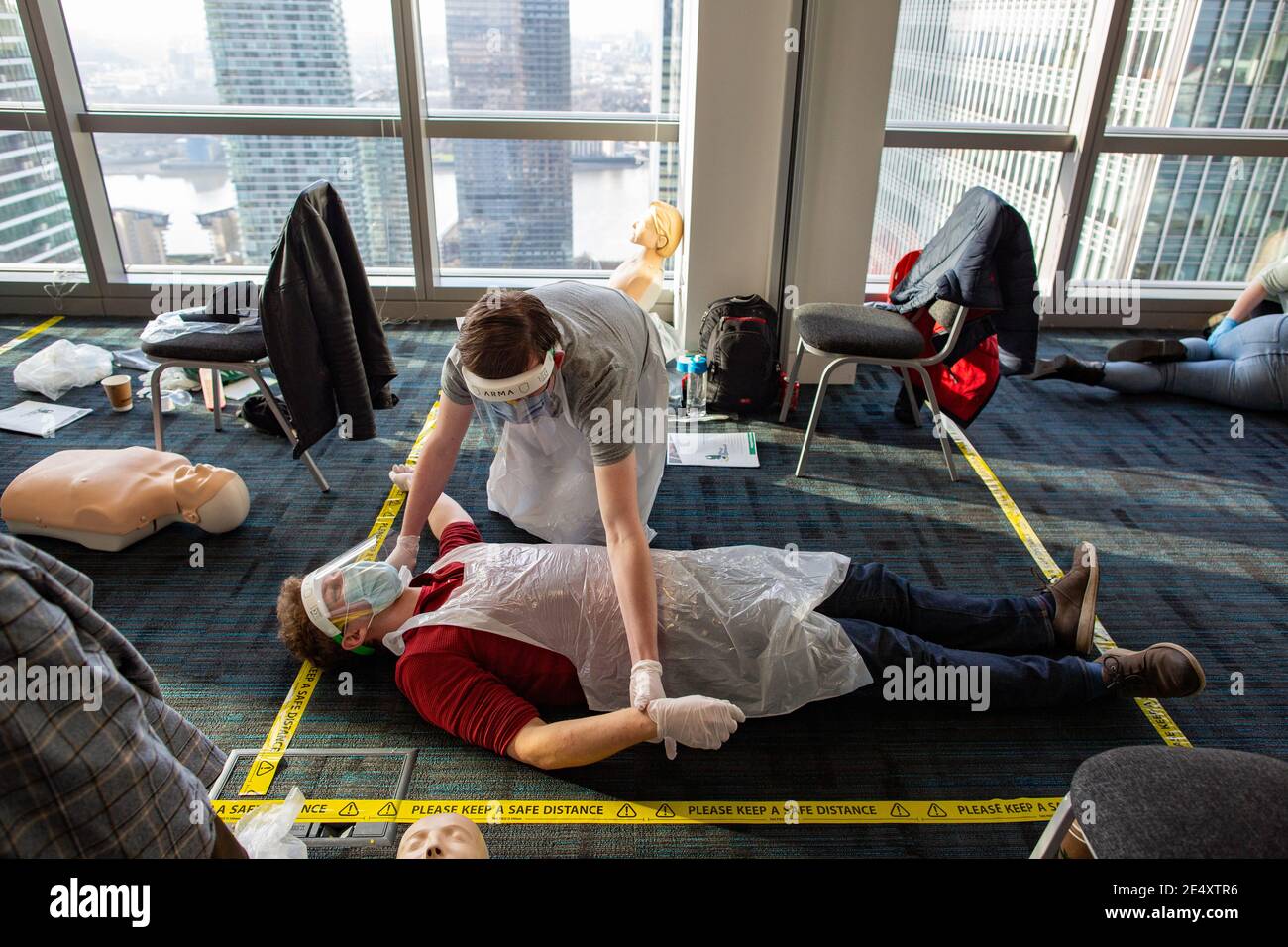 Journée de formation des bénévoles de l'Ambulance St John apprendre à administrer le vaccin contre le coronavirus, à se laver les mains, à mettre en place l'EPI, à comprimer la poitrine Banque D'Images