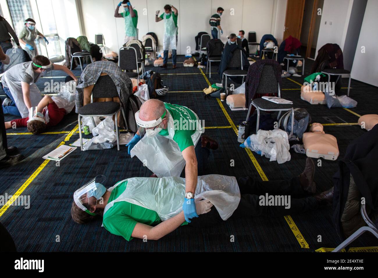 Journée de formation des bénévoles de l'Ambulance St John apprendre à administrer le vaccin contre le coronavirus, à se laver les mains, à mettre en place l'EPI, à comprimer la poitrine Banque D'Images