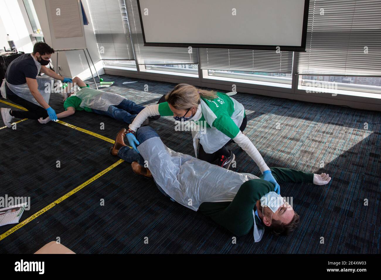 Journée de formation des bénévoles de l'Ambulance St John apprendre à administrer le vaccin contre le coronavirus, à se laver les mains, à mettre en place l'EPI, à comprimer la poitrine Banque D'Images