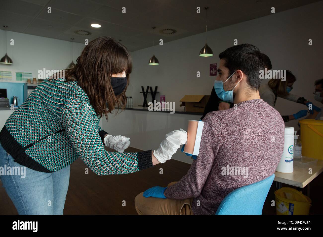 Journée de formation des bénévoles de l'Ambulance St John apprendre à administrer le vaccin contre le coronavirus, à se laver les mains, à mettre en place l'EPI, à comprimer la poitrine Banque D'Images