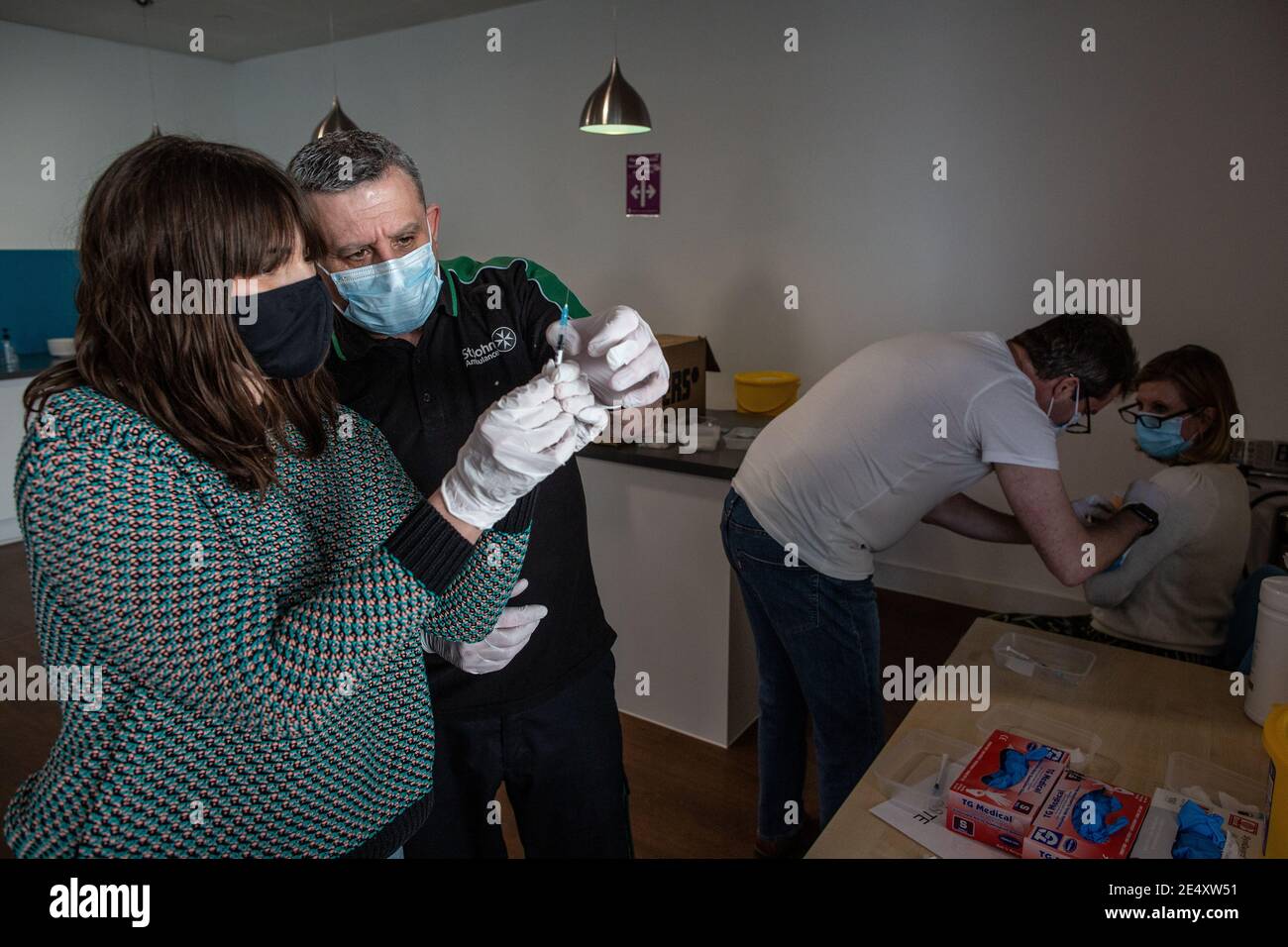 Journée de formation des bénévoles de l'Ambulance St John apprendre à administrer le vaccin contre le coronavirus, à se laver les mains, à mettre en place l'EPI, à comprimer la poitrine Banque D'Images