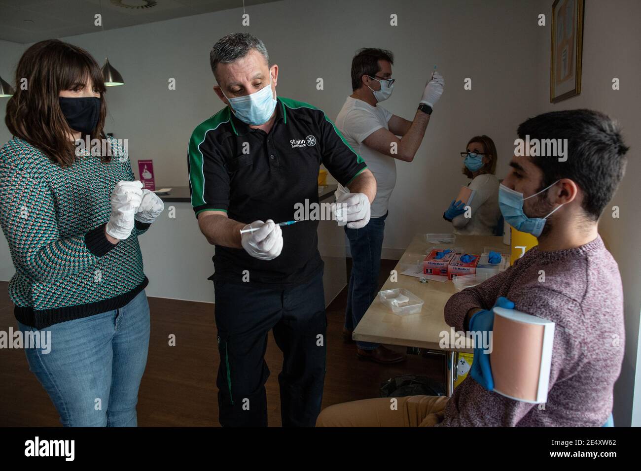 Journée de formation des bénévoles de l'Ambulance St John apprendre à administrer le vaccin contre le coronavirus, à se laver les mains, à mettre en place l'EPI, à comprimer la poitrine Banque D'Images