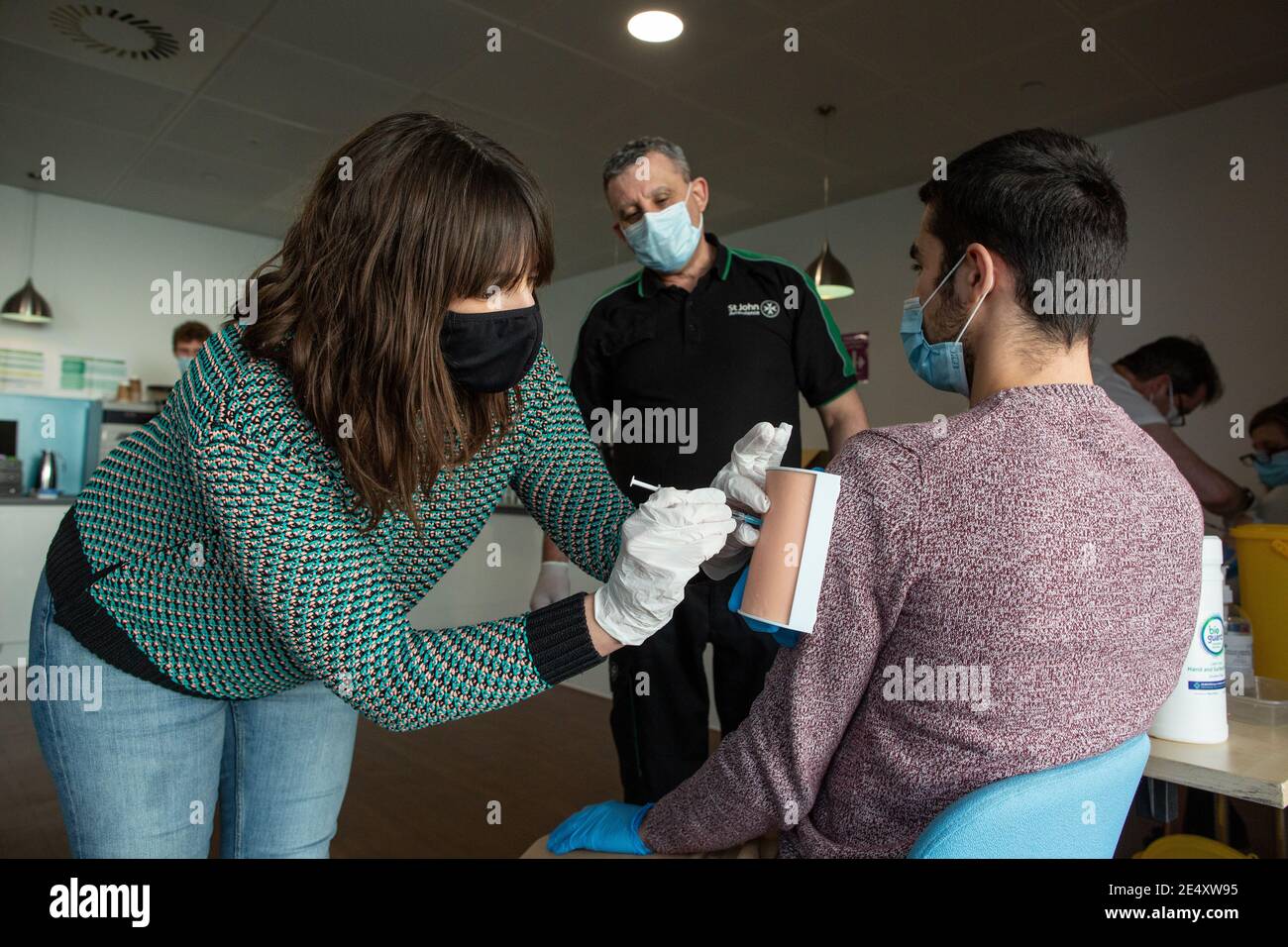 Journée de formation des bénévoles de l'Ambulance St John apprendre à administrer le vaccin contre le coronavirus, à se laver les mains, à mettre en place l'EPI, à comprimer la poitrine Banque D'Images