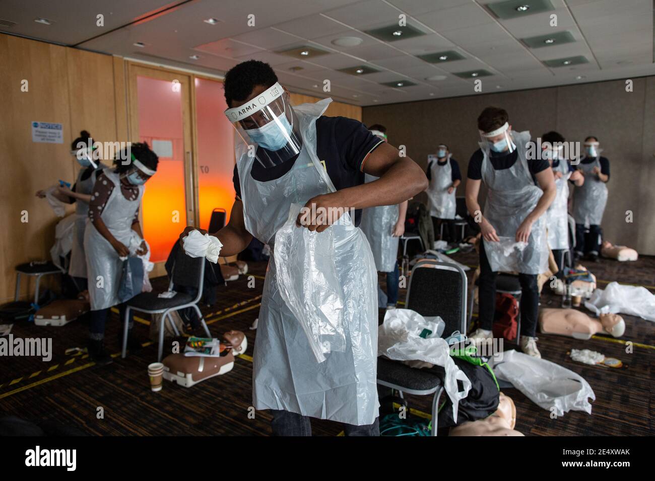 Journée de formation des bénévoles de l'Ambulance St John apprendre à administrer le vaccin contre le coronavirus, à se laver les mains, à mettre en place l'EPI, à comprimer la poitrine Banque D'Images